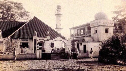 Pesantren dan Dekolonialisasi Pendidikan