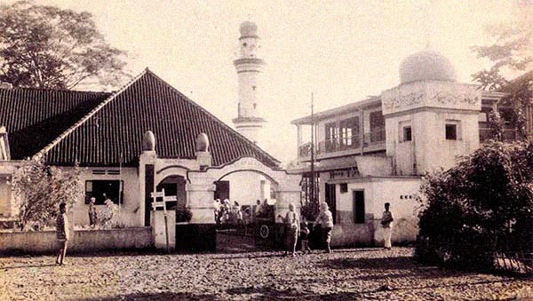 Pesantren dan Dekolonialisasi Pendidikan
